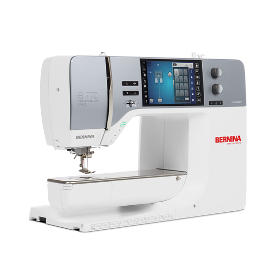 BERNINA 770 QE PLUS PRO N&auml;hmaschine in weisser Ausf&uuml;hrung, seitlich aufgenommen mit grossem Farb-Touchscreen und freiem Durchgangsraum image number