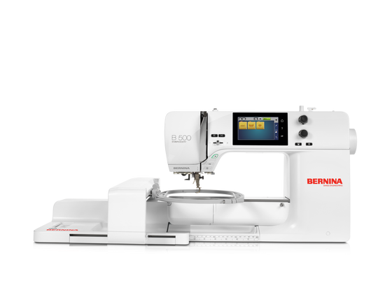 BERNINA B 500 Stickmaschine in Frontansicht mit Stickmodul und farbigem Touchdisplay, freistehend vor schwarzem Hintergrund dargestellt image number