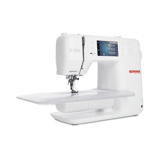BERNINA 335 N&auml;hmaschine in Weiss mit grossem Freiarm-Anschiebetisch, farbigem Display und modernem Design vor neutralem, hellgrauem Hintergrund image number