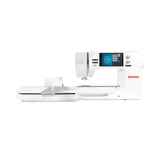 BERNINA B 700 Stickmaschine in weisser Ausf&uuml;hrung, frontal mit Stickmodul und grossem Freiarm, Farb-Touchscreen und seitlichem BERNINA Logo sichtbar image number