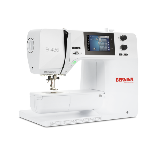 BERNINA 435 N&auml;hmaschine in weisser Ausfuehrung, schraeg von vorne mit freiem Arm und farbigem Touchdisplay auf hellem Hintergrund dargestellt image number