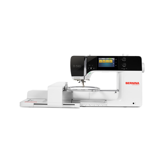 BERNINA 590 Stickmaschine in Vorderansicht mit Stickmodul, grossem Farb-Touchscreen und weisser Grundplatte vor neutralem Hintergrund image number