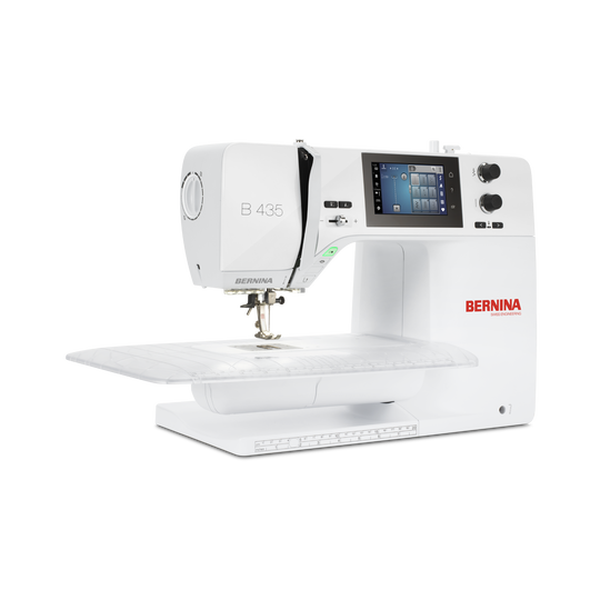 BERNINA 435 N&auml;hmaschine mit Anschiebetisch, von schr&auml;g vorne gezeigt, mit farbigem Touchscreen und grosser freier Arbeitsfl&auml;che image number