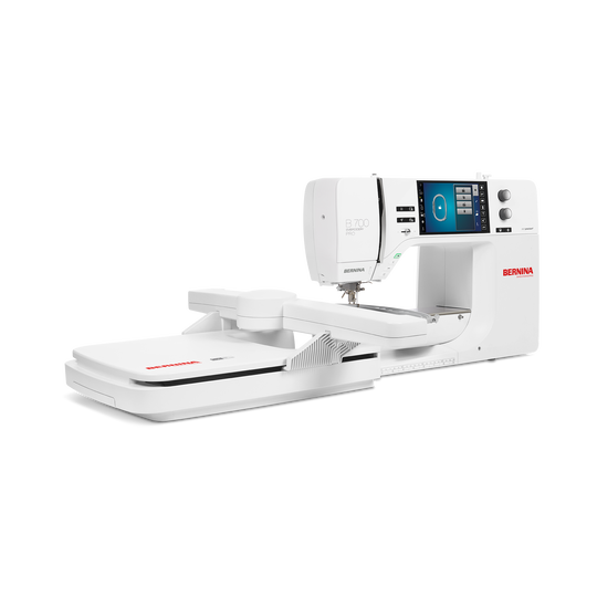 BERNINA 700 PRO Stickmaschine in weisser Ausf&uuml;hrung mit grossem Stickmodul und Farb-Touchscreen, seitlich von rechts vor schwarzem Hintergrund dargestellt image number