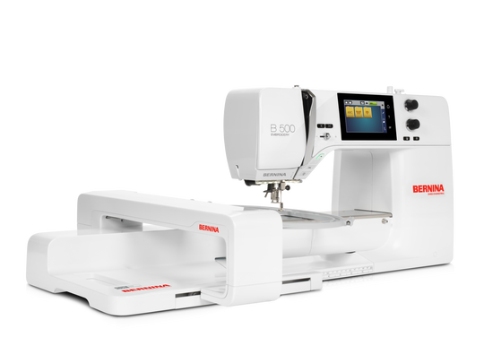 BERNINA B 500 Stickmaschine in weisser Ausf&uuml;hrung mit grossem Stickmodul und Farb-Touchscreen, freigestellt vor schwarzem Hintergrund image number