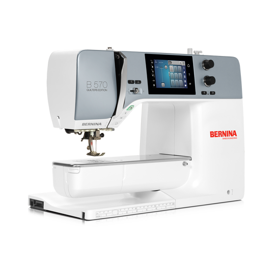 BERNINA B 570 QE N&auml;hmaschine in weissem Gehaeuse mit grossem Freiarm und Farb-Touchscreen, seitliche Ansicht vor neutralem Hintergrund image number