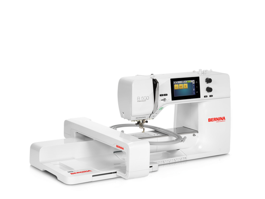 BERNINA B 500 Stickmaschine in weisser Ausfuehrung mit Stickmodul und farbigem Touchscreen, freistehend vor schwarzem Hintergrund image number