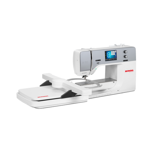 BERNINA 720 N&auml;hmaschine mit Stickmodul von schr&auml;g vorne, weissem Geh&auml;use und Farbdisplay, freistehend vor schwarzem Hintergrund image number