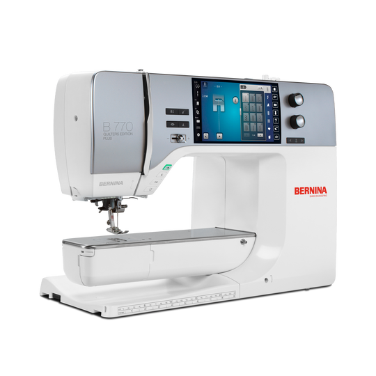 BERNINA B 770 QE PLUS N&auml;hmaschine in seitlicher Ansicht, mit grossem Farb-Touchscreen, Freiarm und weiss-silbernem Geh&auml;use auf hellem Hintergrund image number