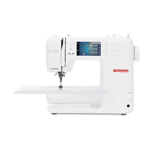BERNINA 335 N&auml;hmaschine frontal auf weissem Hintergrund, mit angebautem Anschiebetisch und beleuchtetem Bedienbildschirm sichtbar image number