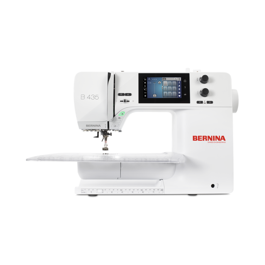 BERNINA N&auml;hmaschine B 435 in weisser Ausf&uuml;hrung, frontal mit angesetztem Anschiebetisch, grossem Farbdisplay und sichtbarer Stichplatte image number