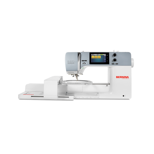 BERNINA 570 QE N&auml;hmaschine in Frontansicht mit angebautem Stickmodul, farbigem Touchscreen und weisser Freiarmeinheit vor hellem Hintergrund image number