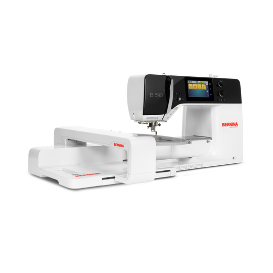 BERNINA B 590 mit angebautem Stickmodul und grossem Freiarm, seitlich schr&auml;g von vorne auf weissem Hintergrund freigestellt dargestellt image number