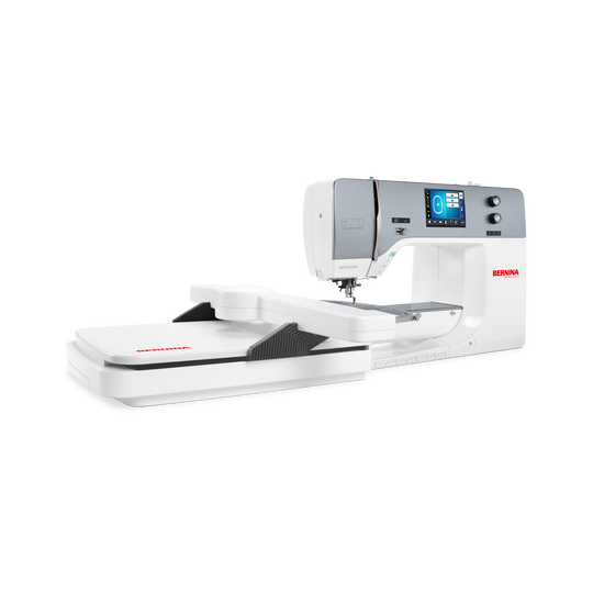 BERNINA 770 QE N&auml;hmaschine mit grosser Stickeinheit, weissem Gehaeuse und Farb-Touchscreen, freigestellt vor schwarzem Hintergrund image number