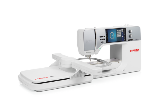 BERNINA 735 PRO N&auml;h- und Stickmaschine in weisser Ausf&uuml;hrung mit grossem Stickmodul, Touchscreen und beleuchtetem N&auml;hbereich vor hellem Hintergrund image number