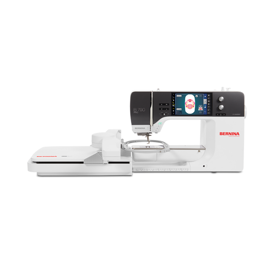BERNINA 790 PRO Stickmaschine in Seitenansicht mit angesetztem Stickmodul und eingespanntem Stickrahmen, grossem Farb-Touchscreen und hellem Gehaeuse image number