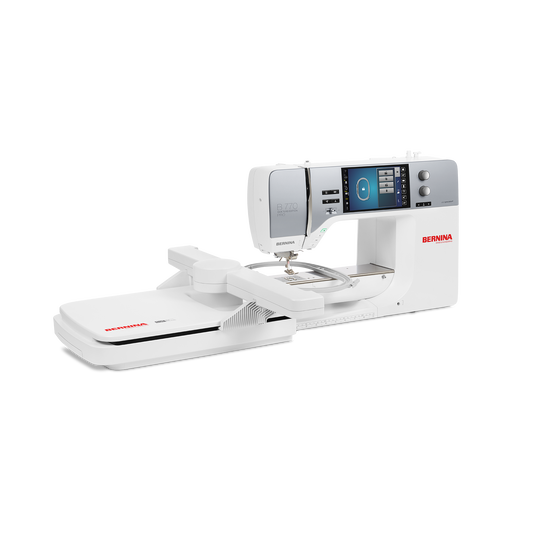 BERNINA 770 QE PLUS N&auml;hmaschine mit Stickmodul auf schwarzem Hintergrund, mit grossem Freiarm, Stickrahmen und Farb-Touchscreen sichtbar image number