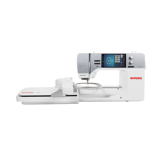 BERNINA 770 QE PLUS N&auml;hmaschine mit grossem Stickmodul, seitlichem Freiarm und farbigem Touchscreen, seitlich von links in Gesamtansicht gezeigt image number