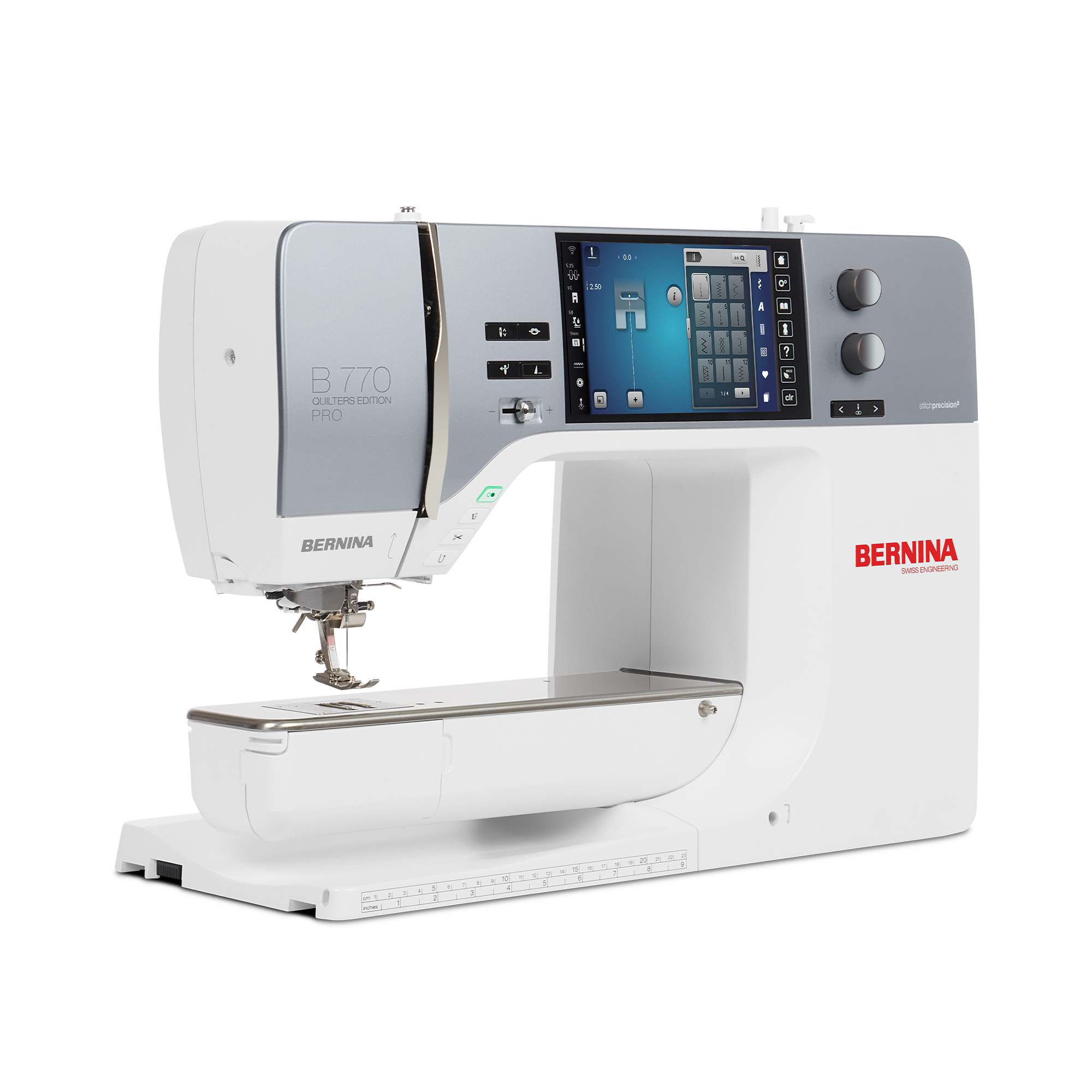 BERNINA 770 QE PLUS PRO N&auml;hmaschine in weisser Ausf&uuml;hrung, seitlich aufgenommen mit grossem Farb-Touchscreen und freiem Durchgangsraum