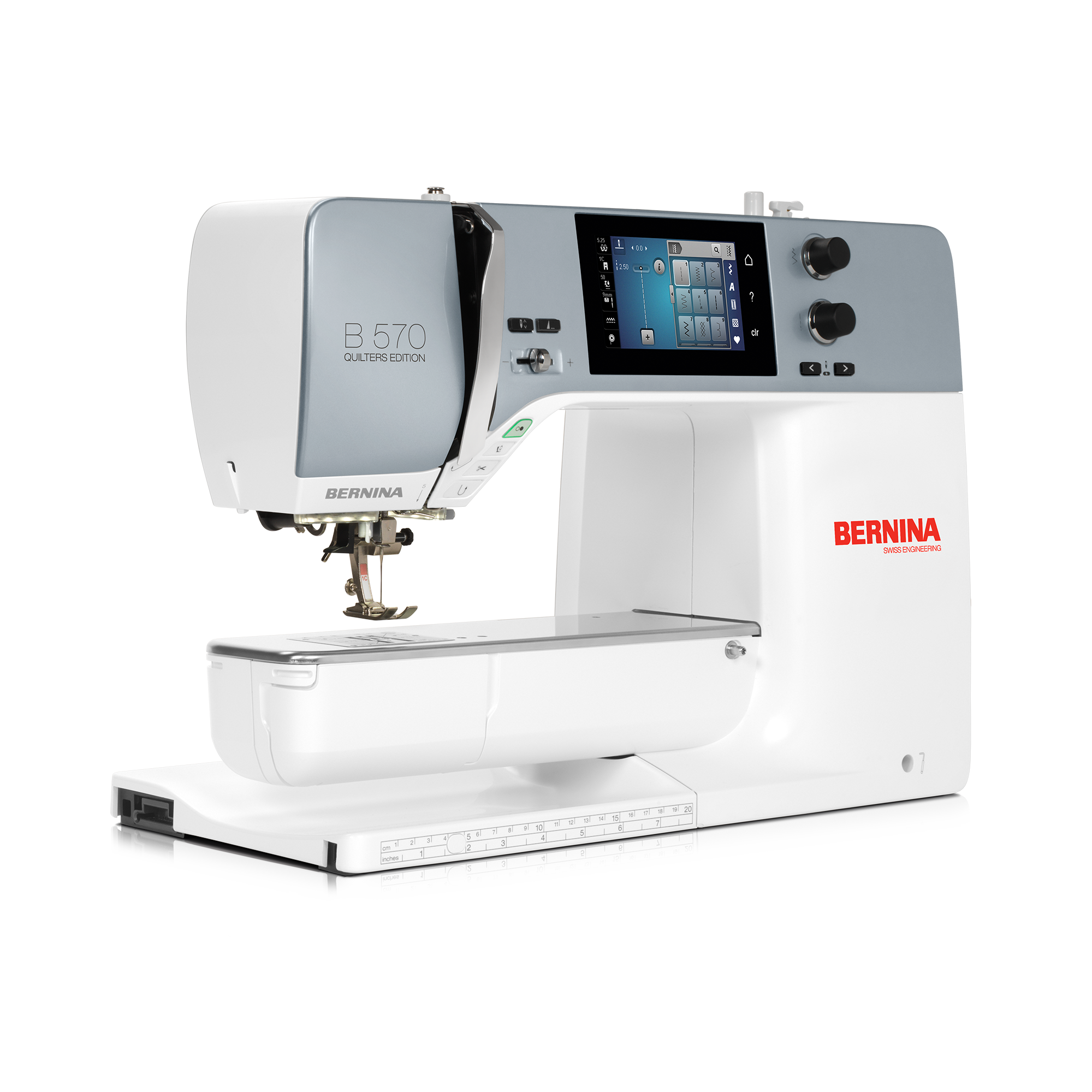 BERNINA B 570 QE N&auml;hmaschine in weissem Gehaeuse mit grossem Freiarm und Farb-Touchscreen, seitliche Ansicht vor neutralem Hintergrund