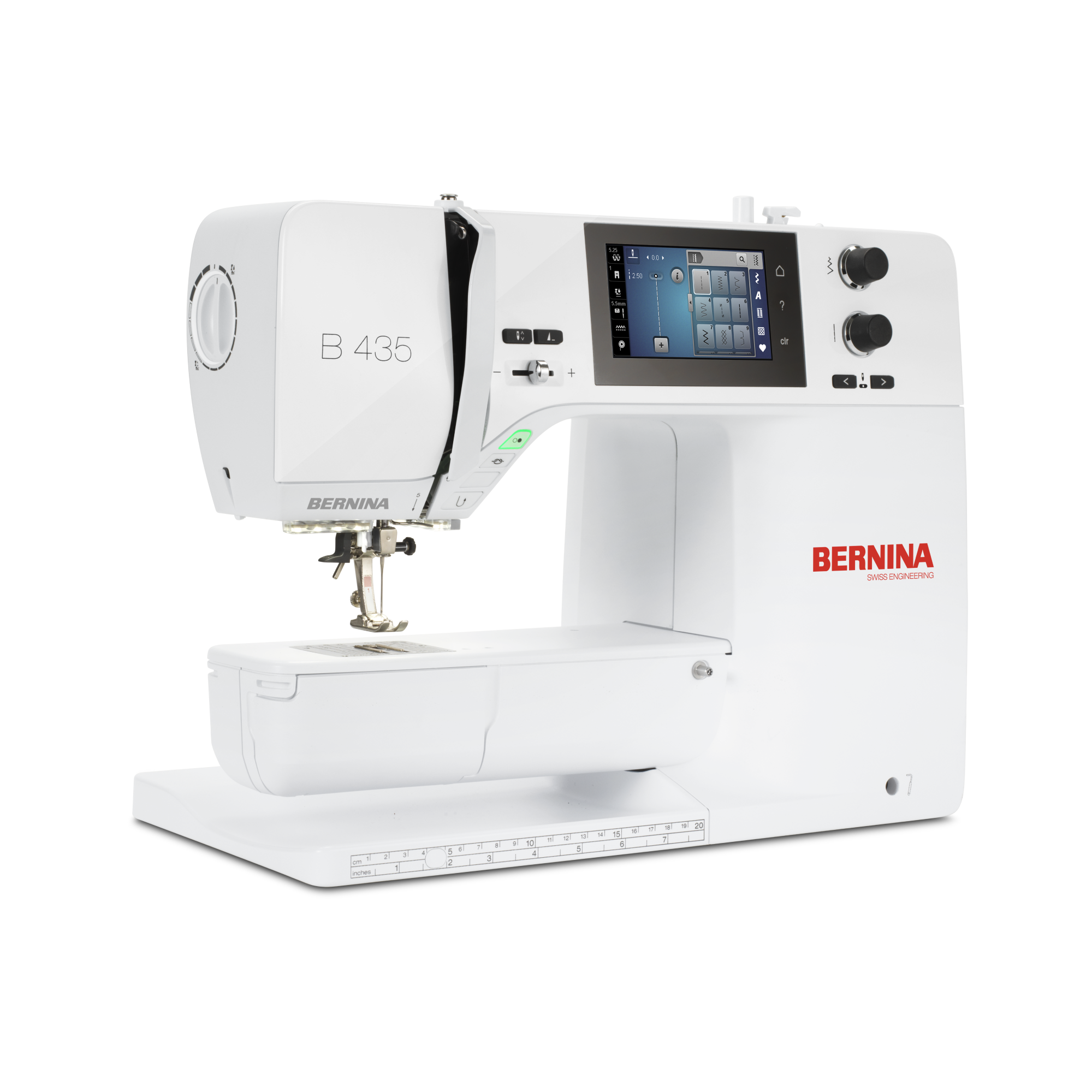 BERNINA 435 N&auml;hmaschine in weisser Ausfuehrung, schraeg von vorne mit freiem Arm und farbigem Touchdisplay auf hellem Hintergrund dargestellt