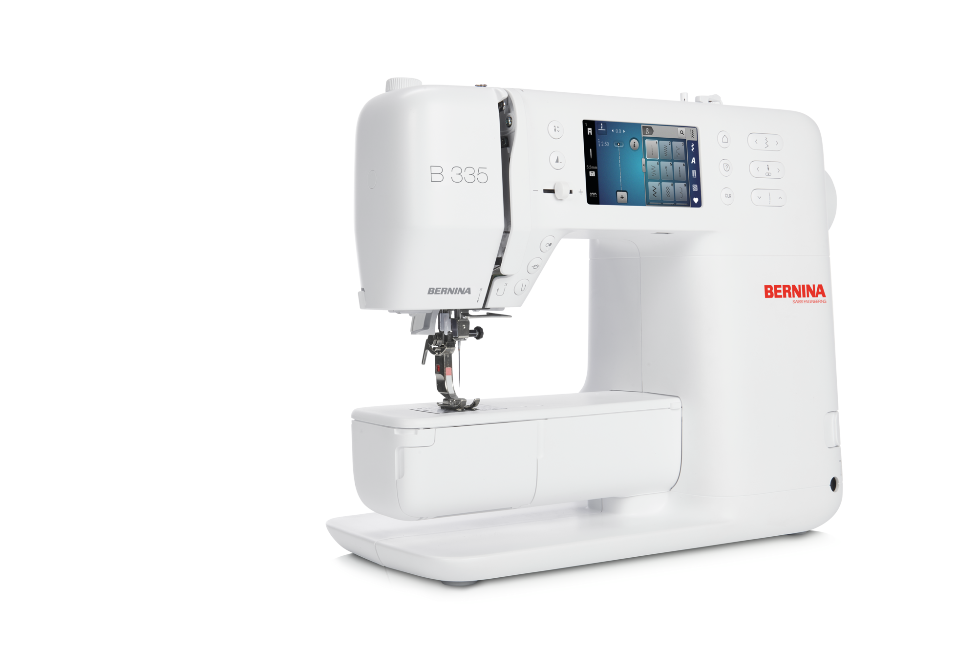 BERNINA N&auml;hmaschine B 335 in weisser Ausf&uuml;hrung, schraeg von vorne gezeigt, mit beleuchtetem Farbdisplay und sichtbarem N&auml;hfussbereich