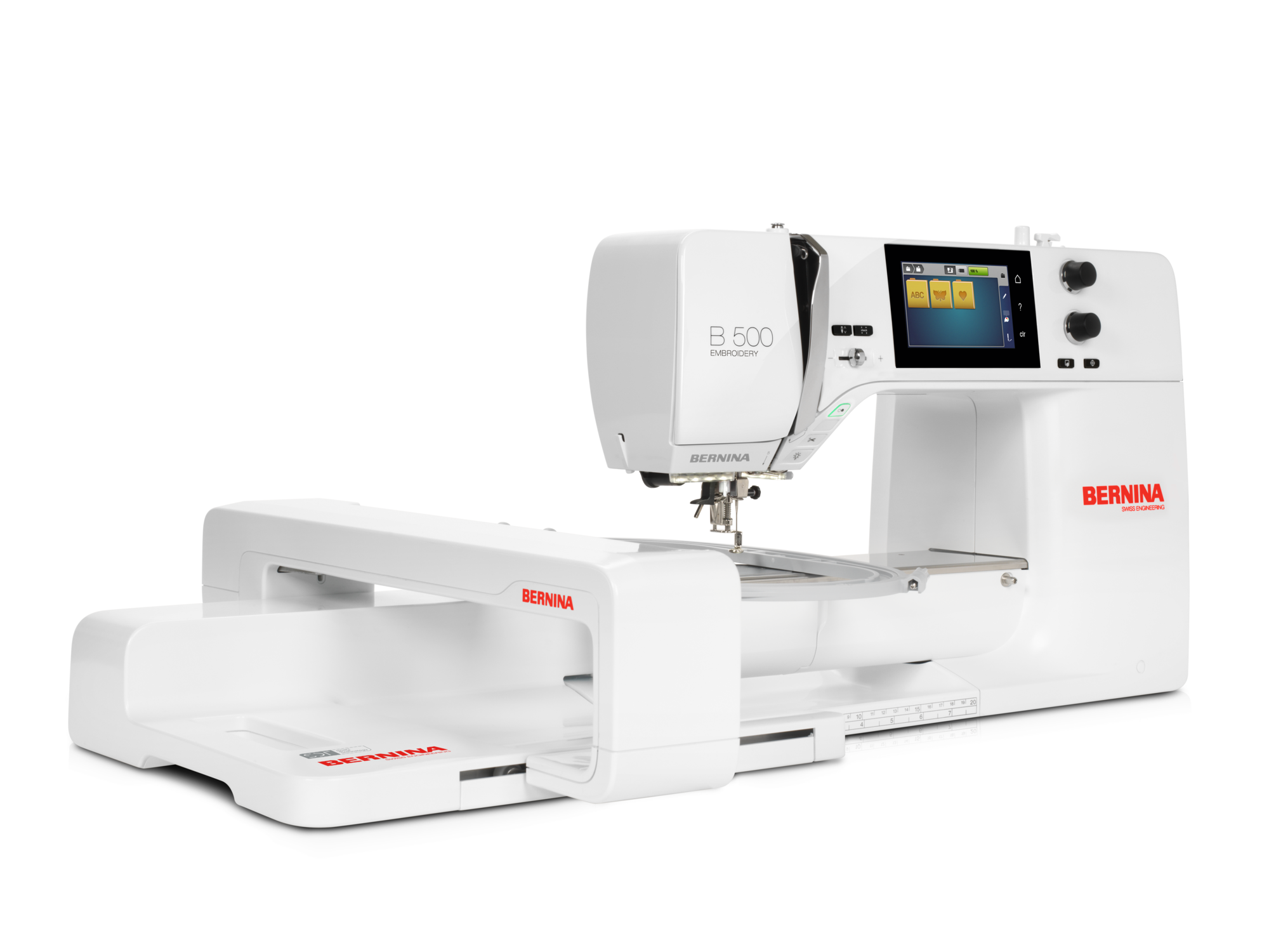 BERNINA B 500 Stickmaschine in weisser Ausf&uuml;hrung mit grossem Stickmodul und Farb-Touchscreen, freigestellt vor schwarzem Hintergrund