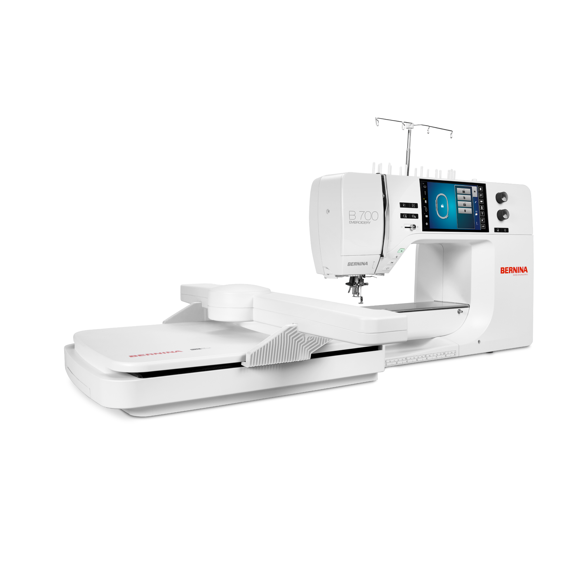 BERNINA B 700 Stickmaschine mit grossem weissen Stickmodul, Farb-Touchscreen und aufgesetztem Garnrollenhalter vor schwarzem Hintergrund