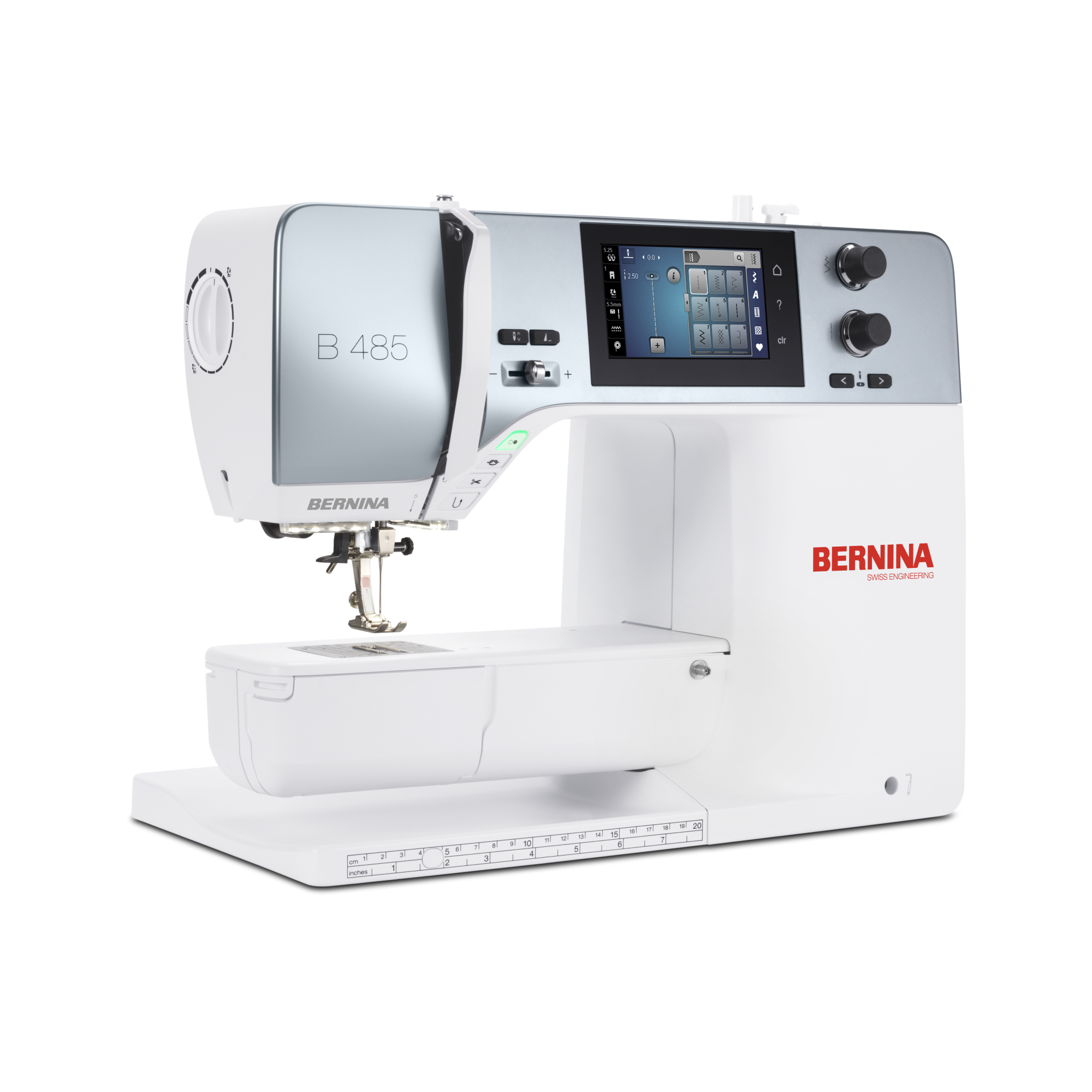BERNINA N&auml;hmaschine B 485 in weisser Ausf&uuml;hrung, schraeg von vorne gezeigt, mit farbigem Touchscreen und sichtbarem Freiarm zum N&auml;hen